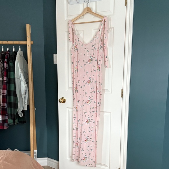 Billabong Dresses & Skirts - Billabong Pink Floral Tie-Shoulder Maxi Dress
